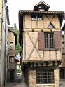 Les-tours-de-Saint-Laurent-entre-deux-maisons-anciennes